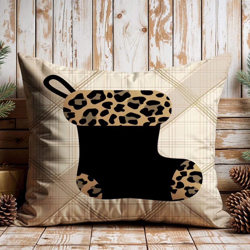 Yılbaşı Koleksiyonu- 45x45 cm Dikilmemiş 2’li Kırlent Paneli – Krem Ekose Zemin Leopar Yılbaşı Çorabı