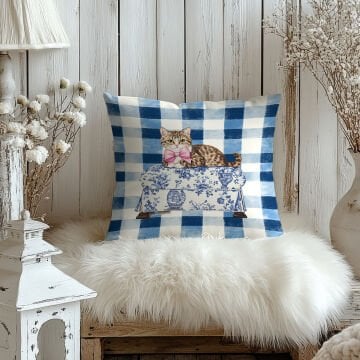 Yılbaşı Koleksiyonu- 45x45 cm Dikilmemiş 2’li Kırlent Paneli – Mavi Ekose Zemin Toile De Jouy Puf üzerinde Pembe Kurdeleli Kedi