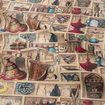 Vintage Raflar İçerisinde Antika Objeli Kumaş