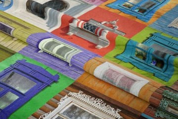 Renkli Duvarlarda Eski Pencere Desenli Dijital Baskı Kumaş