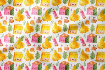 Back to School- Okula Dönüş Gülümseyen, Neşeli Sarı Armut, Pembe Kurşun Kalem, Renkli Ataçlar, Yeşil Yapraklar, Yıldızlar, Sarı Kitaplar, Geometrik Desenli Küp Şekilli Kumaş