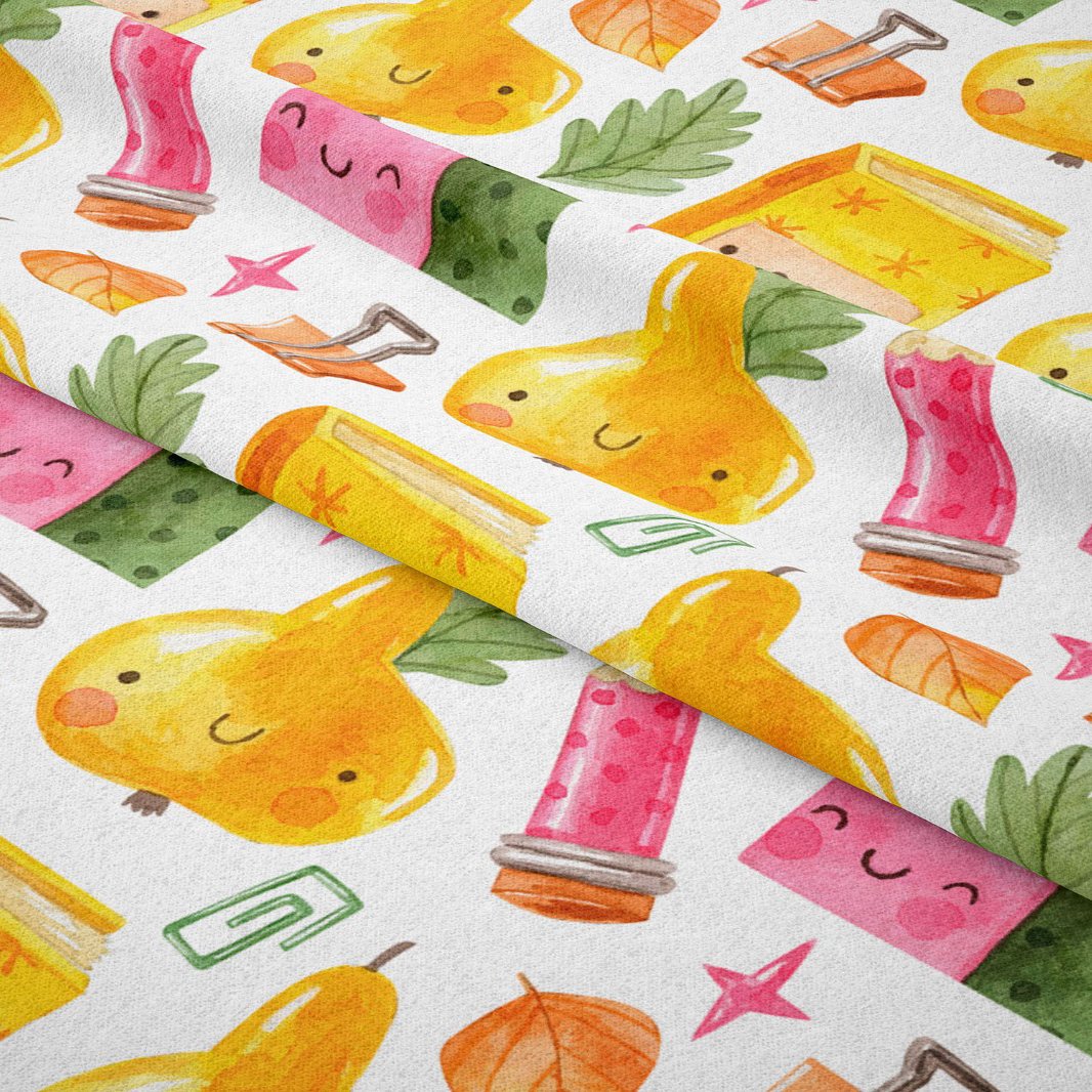 Back to School- Okula Dönüş Gülümseyen, Neşeli Sarı Armut, Pembe Kurşun Kalem, Renkli Ataçlar, Yeşil Yapraklar, Yıldızlar, Sarı Kitaplar, Geometrik Desenli Küp Şekilli Kumaş