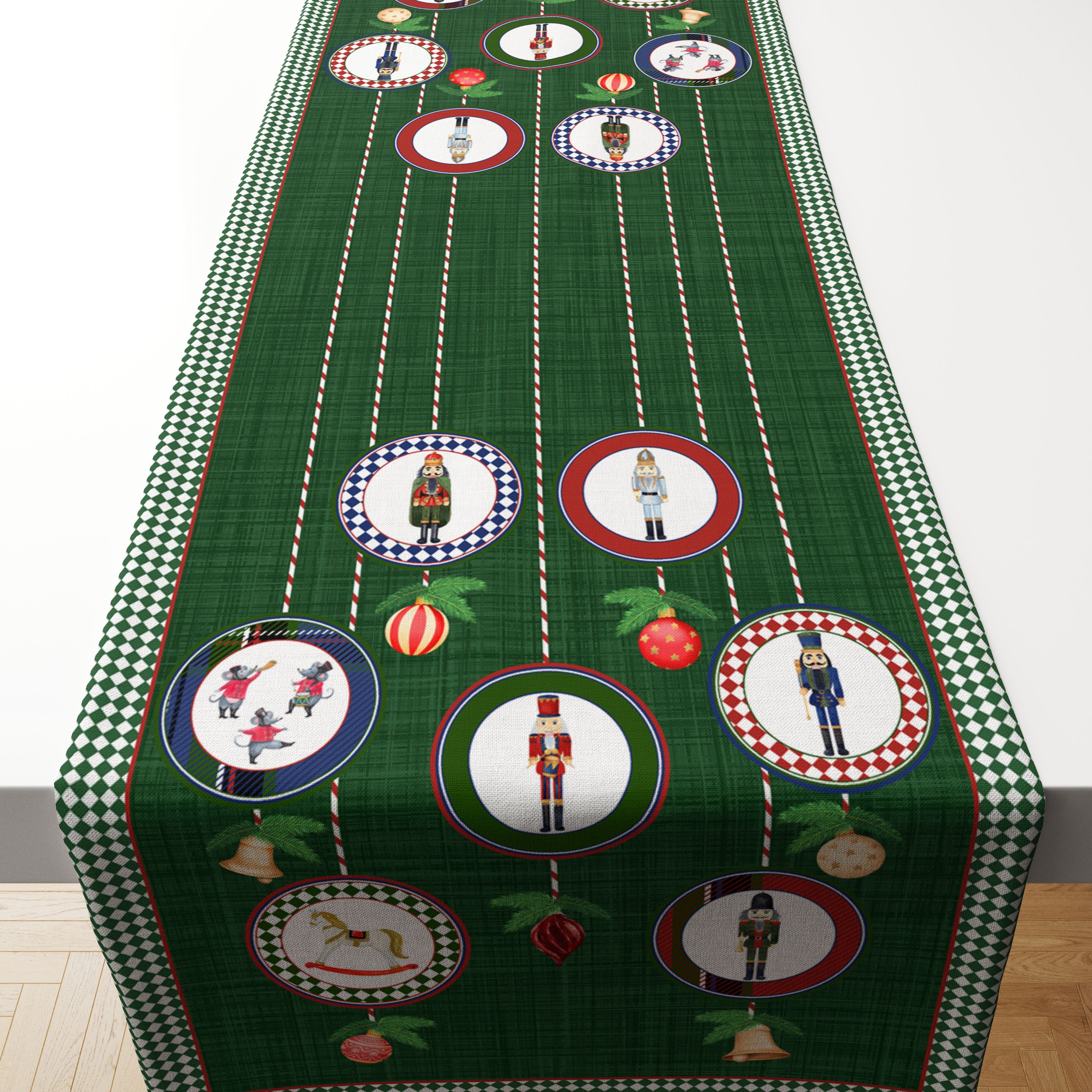 Yılbaşı Koleksiyonu- 50*140cm Yılbaşı Runner Yeşil zemin üzerinde Noel Çubuk Şekerler ve Kurşun Askerler Desenli Yılbaşı Runner Kumaşı