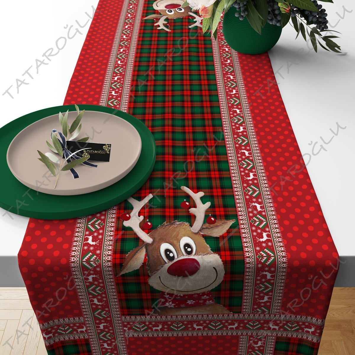 Yılbaşı Koleksiyonu- 50 cm'lik Runner Kenarları Kırmızı Puanlı Geyikli Yılbaşı Kumaş