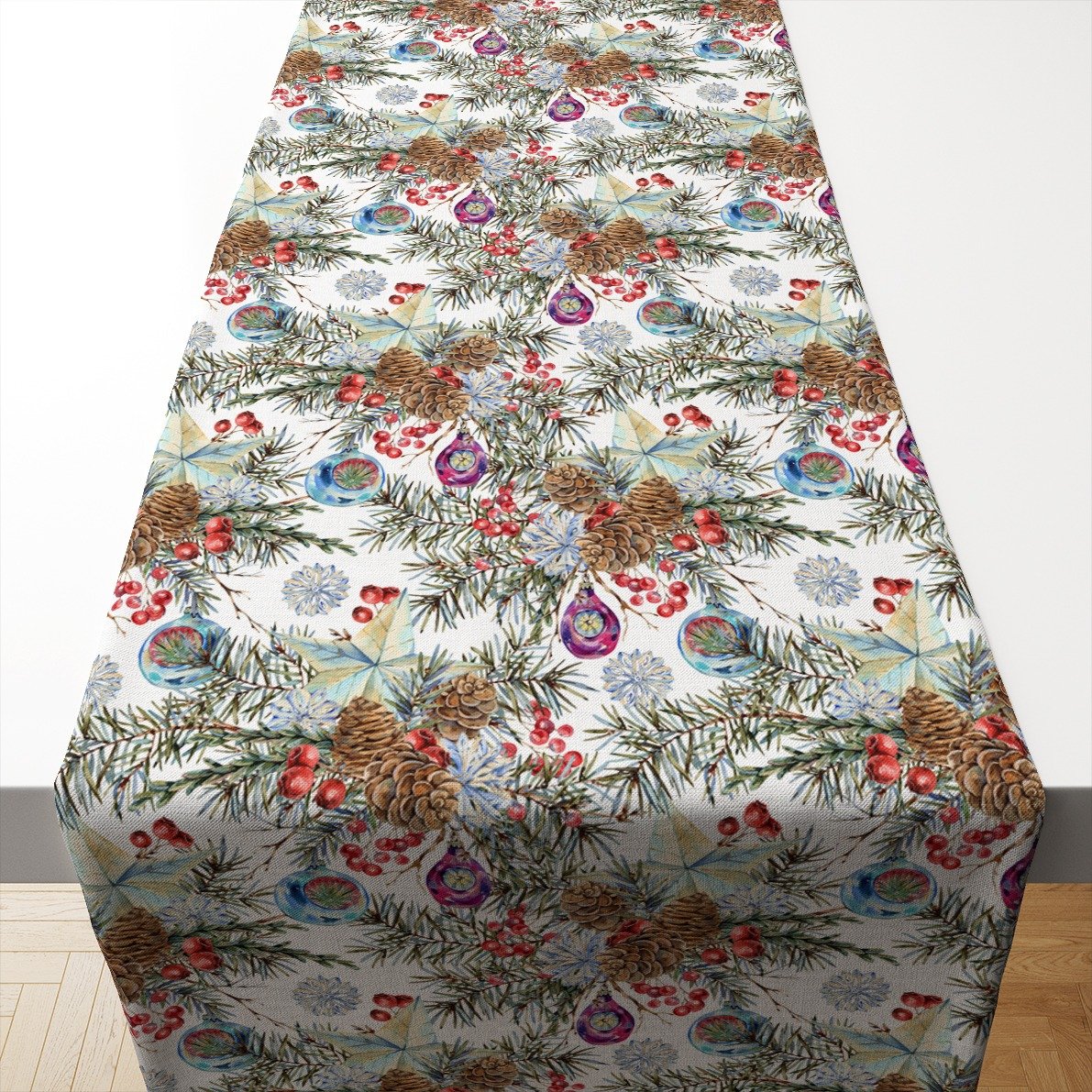 Yılbaşı Koleksiyonu- 50x140cm  Yılbaşı Runner Kumaşı Beyaz zemin üzerinde kozalaklar ve kokina çiçekleri