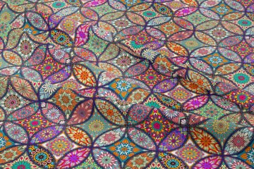 İç İçe Geçmiş Yuvarlak İçerisine Renkli Çini Desenli Baskılı Kumaş