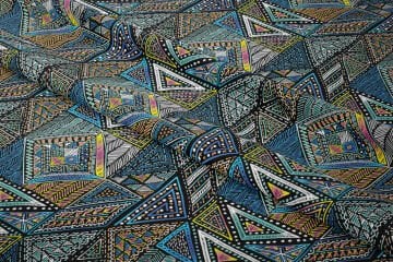 Siyah Zemin Üzerine Mavi Tonlarda Geometrik Desenli Dijital Baskılı Kumaş