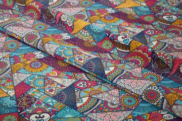 Renkli Geometrik Üçgenlerden Oluşa Patchwork Desenli Baskılı Kumaş