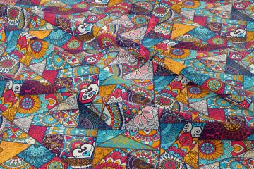 Renkli Geometrik Üçgenlerden Oluşa Patchwork Desenli Baskılı Kumaş