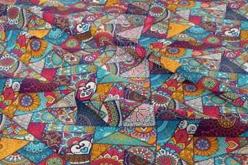 Renkli Geometrik Üçgenlerden Oluşa Patchwork Desenli Baskılı Kumaş