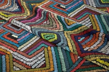 Siyah Zemin Üzerine Renkli Çizgili Geometrik Desenli Dijital Baskılı Kumaş