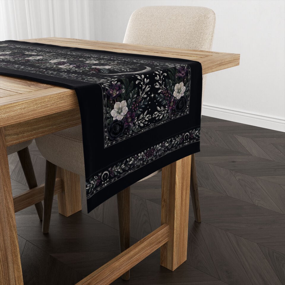 Gotik Ay Desenli Runner Paneli – Siyah Çiçekli Kış Kumaşı 51x143 cm