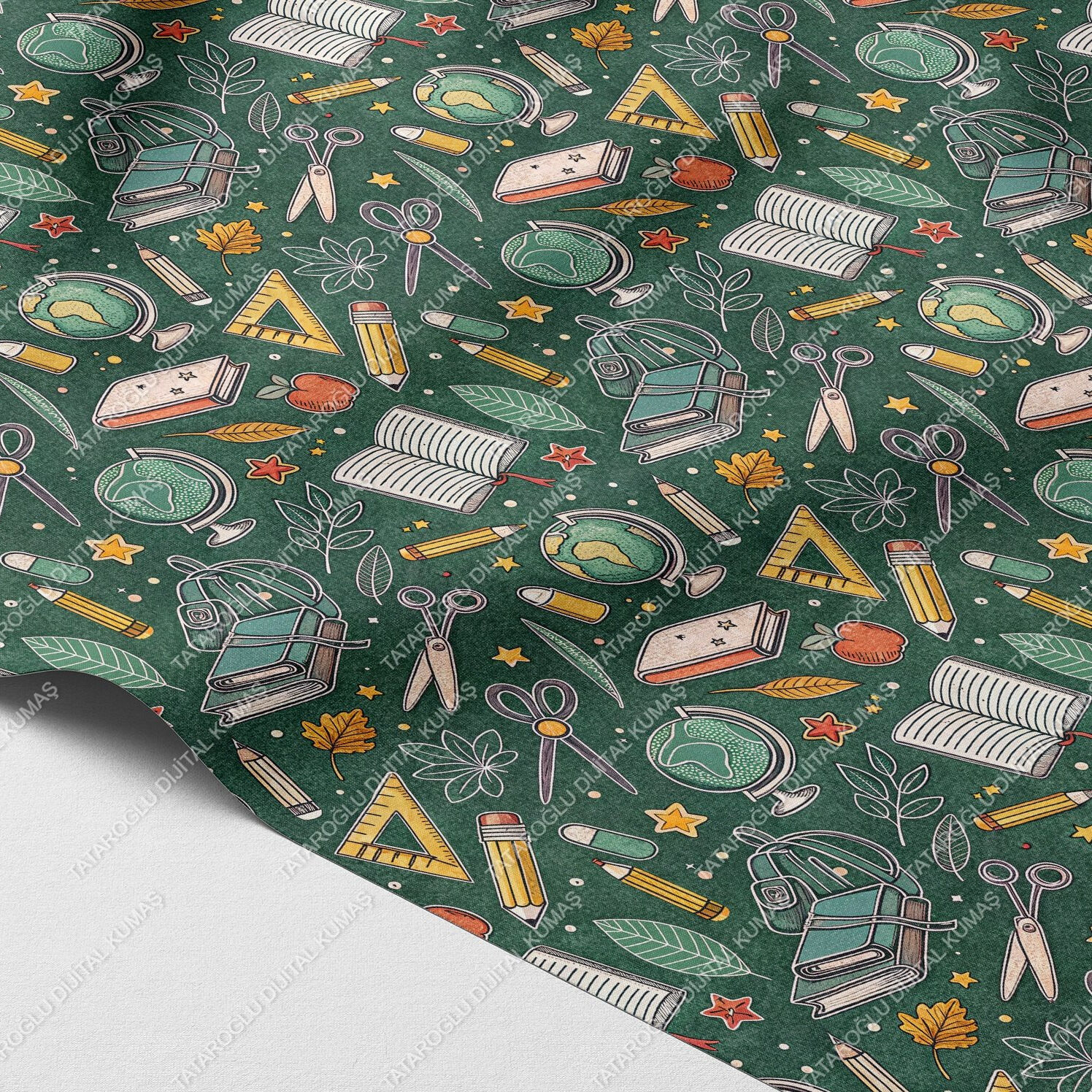 Back to School-Okul Temalı Yeşil Arka Planlı Dijital Baskı Petek Dokulu Kumaş – %100 Polyester, 143 cm En