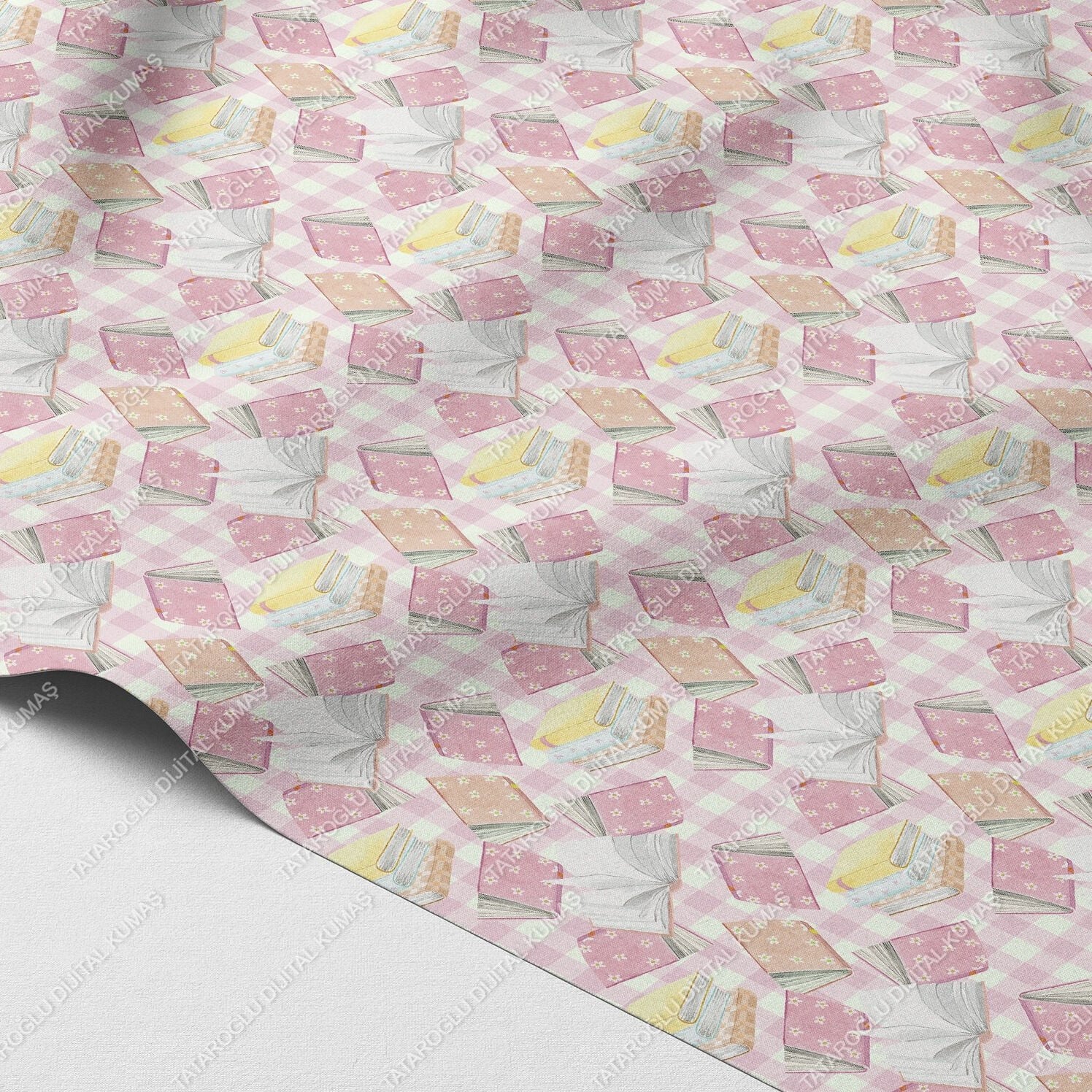 Pembe Ekose Kitap ve Kırtasiye – Okula Dönüş Dijital Baskı Kumaş, Sevimli Kütüphane Okuma Temalı Dekoratif Polyester Kumaş