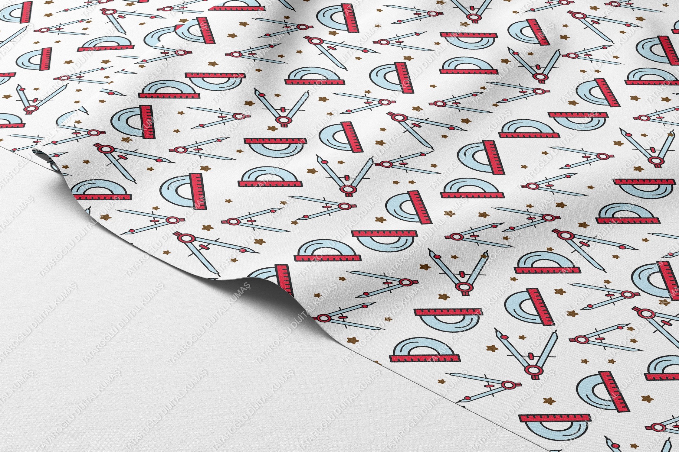 Matematik Aletleri – Cetvel, Pergel ve Gönye Desenli Dijital Baskı Polyester Kumaş