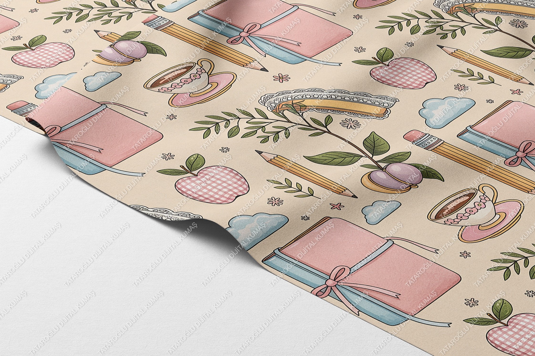 Romantik Okul Teması – Kitap, Defter, Elma ve Kahve Fincanı Desenli Dijital Baskı Polyester Kumaş