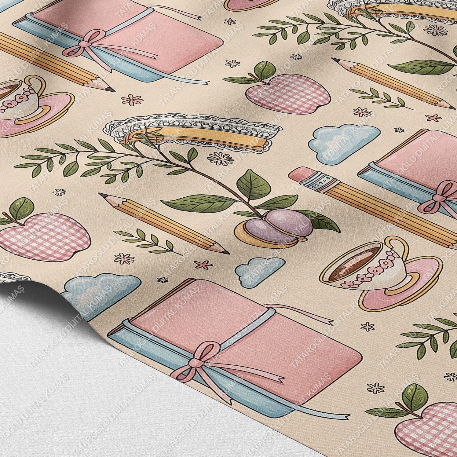 Romantik Okul Teması – Kitap, Defter, Elma ve Kahve Fincanı Desenli Dijital Baskı Polyester Kumaş