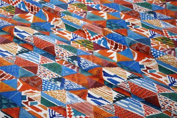 Çok Renkli Kırmızı Geometrik Desenli Dijital Baskı Kumaş