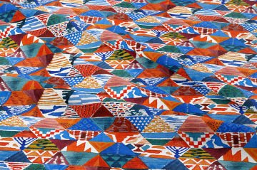 Çok Renkli Kırmızı Geometrik Desenli Dijital Baskı Kumaş