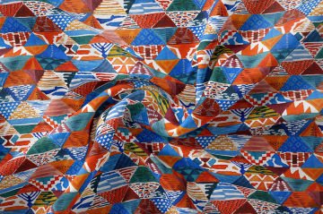 Çok Renkli Kırmızı Geometrik Desenli Dijital Baskı Kumaş