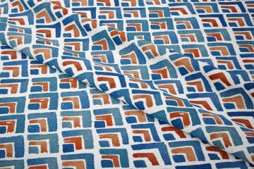 Beyaz Zemin Üzerine Mavi Kahverengi Renkli Sulu Boyalı Geometrik Desenli Kumaş
