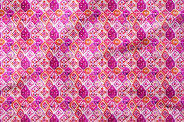 Beyaz Zemin Üzerine Pembe Turuncu Mor Renkli Etnik Desenli Kumaş