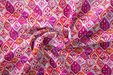 Beyaz Zemin Üzerine Pembe Turuncu Mor Renkli Etnik Desenli Kumaş