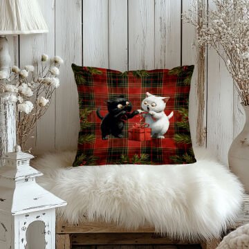 Yılbaşı Koleksiyonu- 45x45 cm Dikilmemiş 2’li Kırlent Paneli – Ekose Zemin Üzerinde Sevimli Kediler